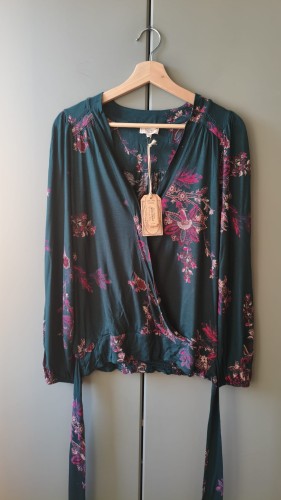 Fat Face bluse i viskose med kraveoverlap og blomsterprint