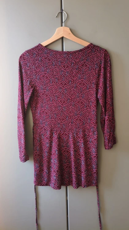Fat Face-blus i viskos med litet blommönster – lätt, feminin och bekväm – bild 6