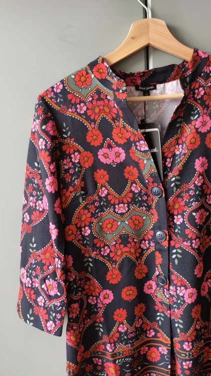 Desigual-klänning med orientaliskt tryck – feminin, effektfull och originell – bild 3