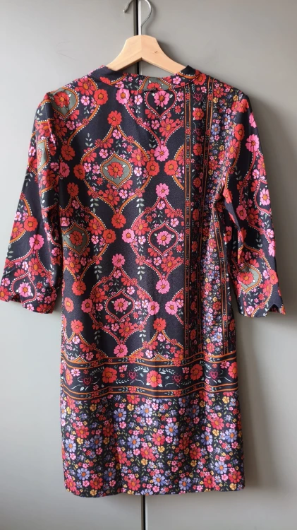 Desigual-klänning med orientaliskt tryck – feminin, effektfull och originell – bild 8