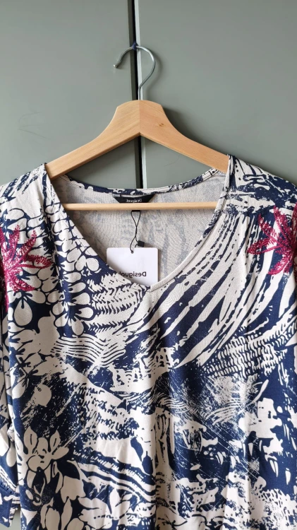 Desigual-puserovaatetta viskoosista taiteellisella printillä – kuva 5