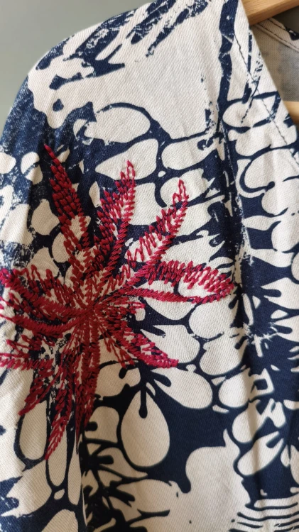 Desigual-puserovaatetta viskoosista taiteellisella printillä – kuva 8