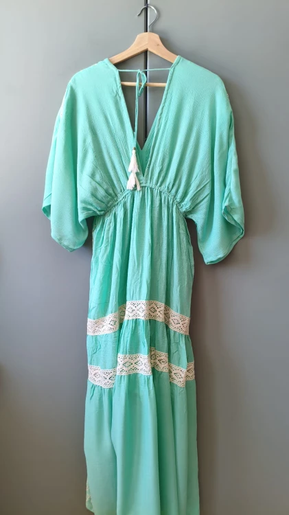 Sorbet-klänning i viskos med dekorativa boho-detaljer – bild 10