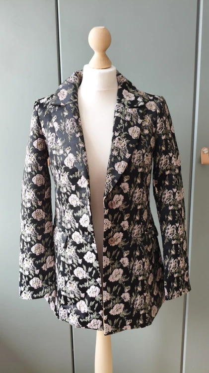 Damkavaj Dea Kudibal med blommönster – elegant premiumkavaj S, M – bild 9