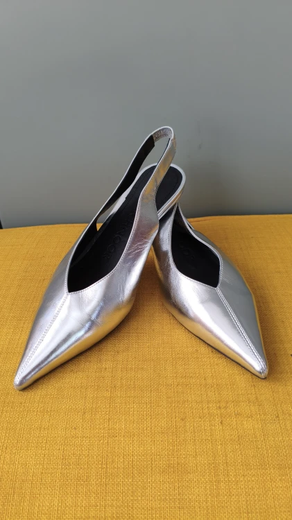 Silverfärgade ballerinaskor i skinn för dam från Sofie Schnoor – eleganta slingback med spetsig tå