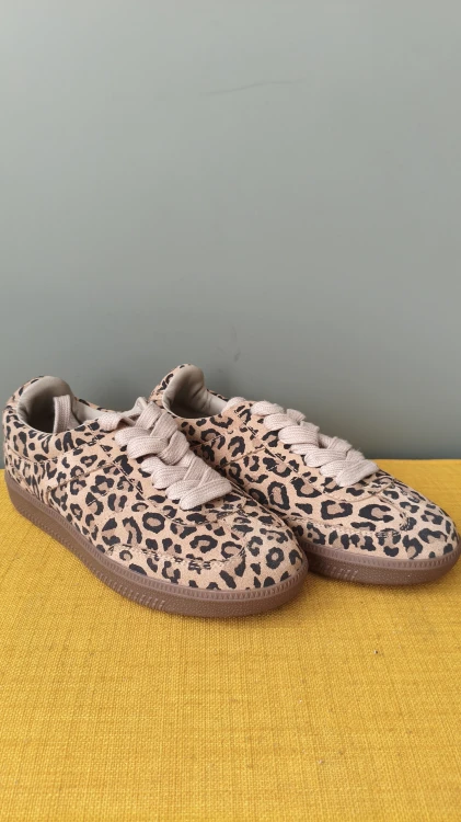 Sneakers i skinn för dam från Sofie Schnoor – mockaskor med leopardmönster – bild 6