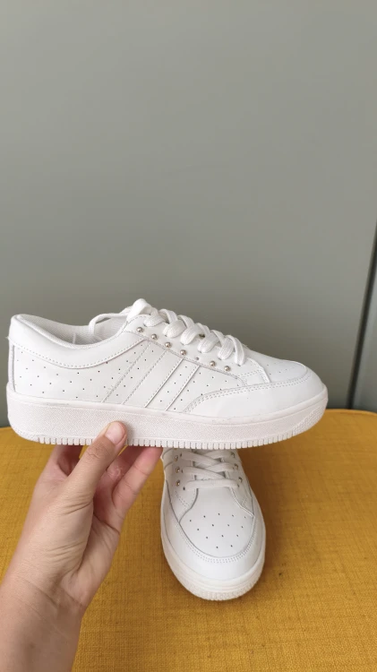 Vita läder-sneakers för dam från Sofie Schnoor – snygga sportskor i läder – bild 3