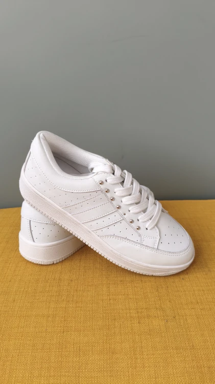 Valkoiset naisten nahkaiset sneakerit Sofie Schnoor – tyylikkäät nahkaiset urheilukengät – kuva 10