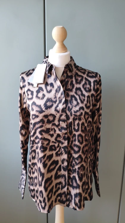 Sidenskjorta dam Dea Kudibal i mullbärssiden – skjorta med leopardmönster animal print – bild 9