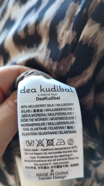 Sidenskjorta dam Dea Kudibal i mullbärssiden – skjorta med leopardmönster animal print – bild 10