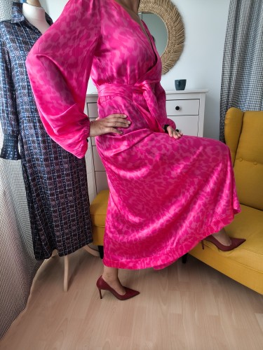 Silkekjole med overlap fra Dea Kudibal – elegant damekjole i silke