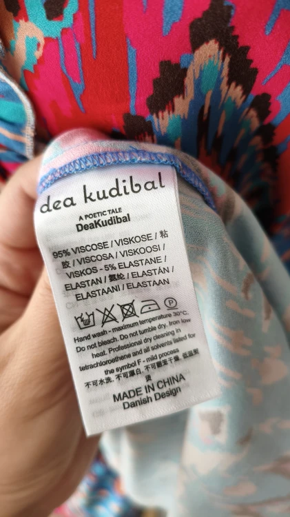 Maxiklänning Dea Kudibal i viskos – lång mönstrad klänning med skärp och fickor – bild 14