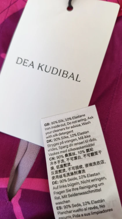 Sidenblus i siden från Dea Kudibal med rosett – elegant blus i mönstrat siden – bild 16