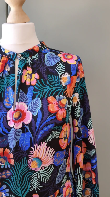 Dea Kudibal -silkkinen maksimekko kukkakuvioilla – pitkä kukkakuvioinen silkkimekko – kuva 15