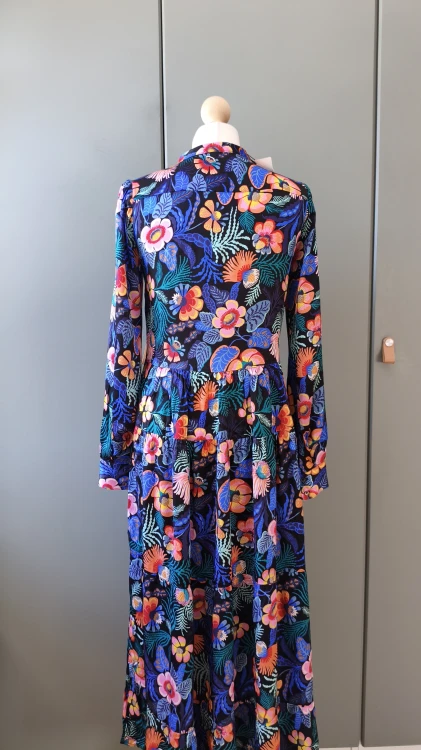 Dea Kudibal -silkkinen maksimekko kukkakuvioilla – pitkä kukkakuvioinen silkkimekko – kuva 17