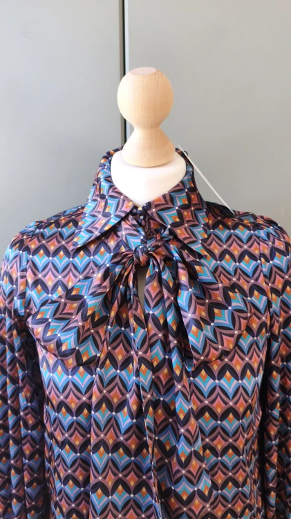 Sidenblus i dam Dea Kudibal – elegant mönstrad blus i siden med knytdetalj – bild 4