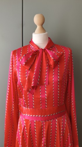 Silkekjole maxi Dea Kudibal med binding under halsen – lang elegant kjole i silke