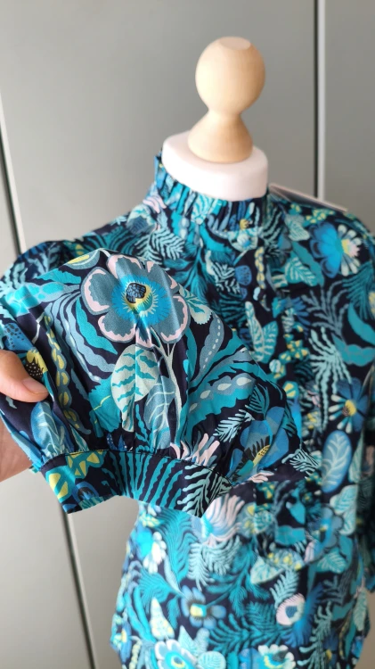 Bomullsblus för dam Dea Kudibal med blommönster – mönstrad blus i bomull – bild 7