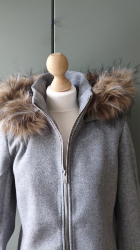 ONLY dametrenchcoat med hætte og pelskant – elegant frakke til de kolde dage – billede 2