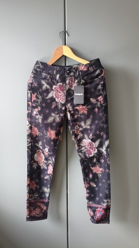Bomullsbyxor för dam Desigual med blommor – feminina byxor med blommönster – bild 2