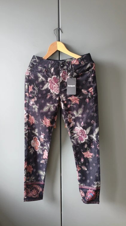 Bomullsbyxor för dam Desigual med blommor – feminina byxor med blommönster – bild 2