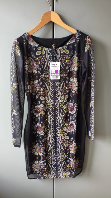 Desigual-klänning med iögonfallande mönster – elegant klänning för speciella tillfällen