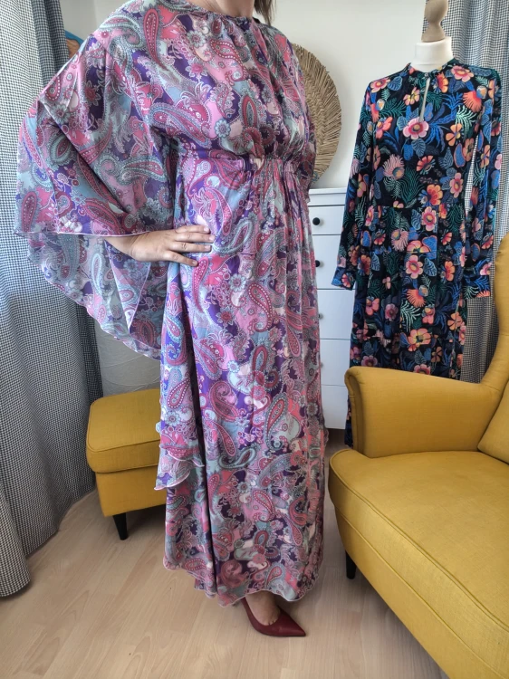 Dea Kudibal -silkkinen maksimekko alushameella – pitkä silkkimekko paisley-kuvioinnilla – kuva 3