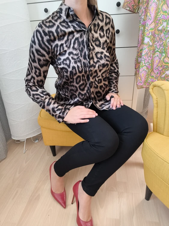 Sidenskjorta dam Dea Kudibal i mullbärssiden – skjorta med leopardmönster animal print