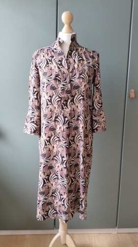 Dea Kudibal damklänning i viskos med mönster – elegant premiumklänning