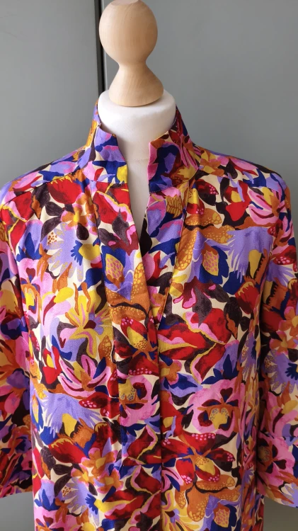 Dea Kudibal damblus i viskos med blommönster – elegant mönstrad blus – bild 2