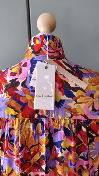 Dea Kudibal damblus i viskos med blommönster – elegant mönstrad blus – bild 7