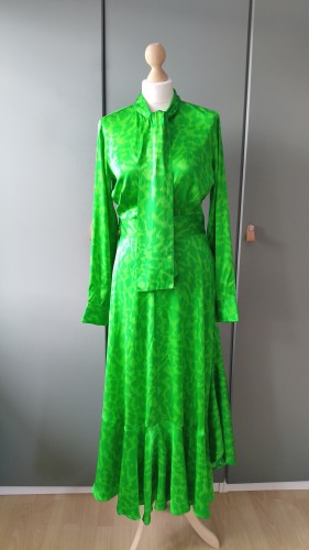 Dea Kudibal -silkkimekko – tyylikäs premium-mekko rusetilla