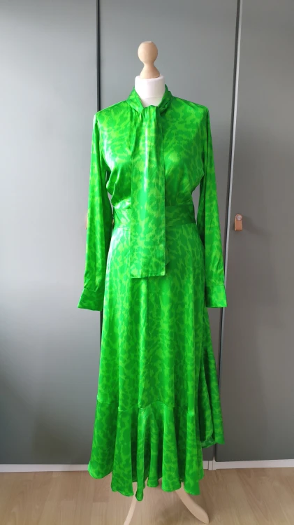 Dea Kudibal -silkkimekko – tyylikäs premium-mekko rusetilla
