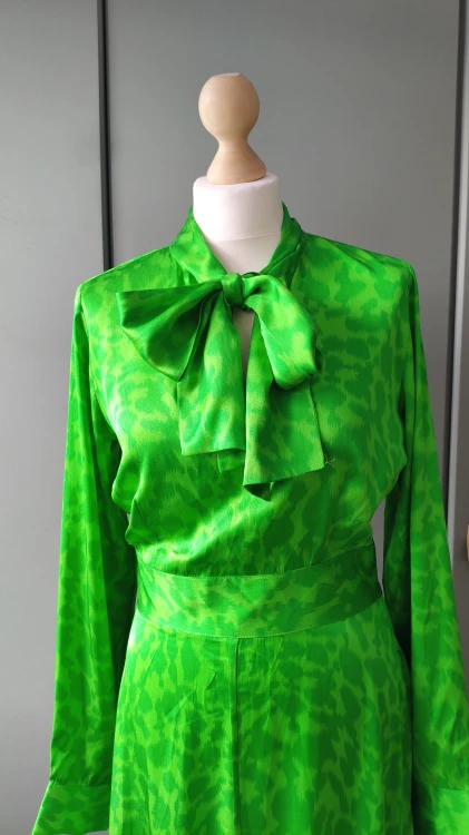 Dea Kudibal -silkkimekko – tyylikäs premium-mekko rusetilla – kuva 3