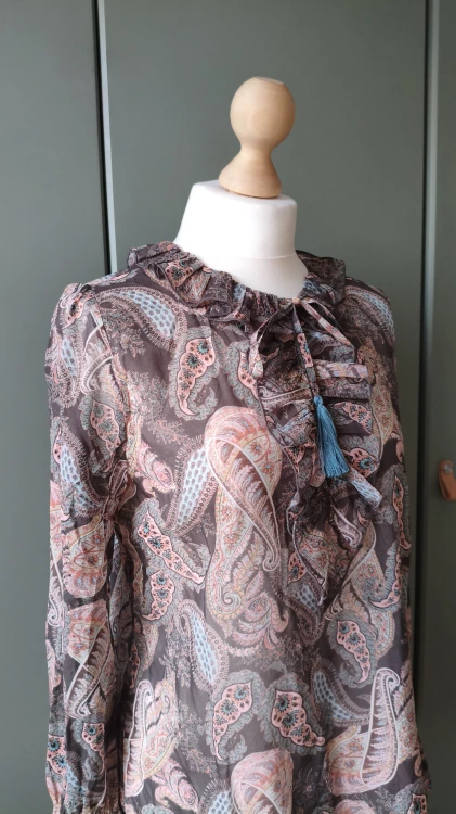 Sidenblus Dea Kudibal i Mulberry Silk – lyxig premium damblus – bild 3