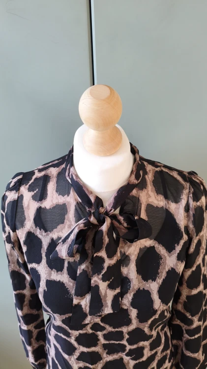 Dea Kudibal -silkkipusero aluspaidalla – tyylikäs premium-pusero – kuva 3