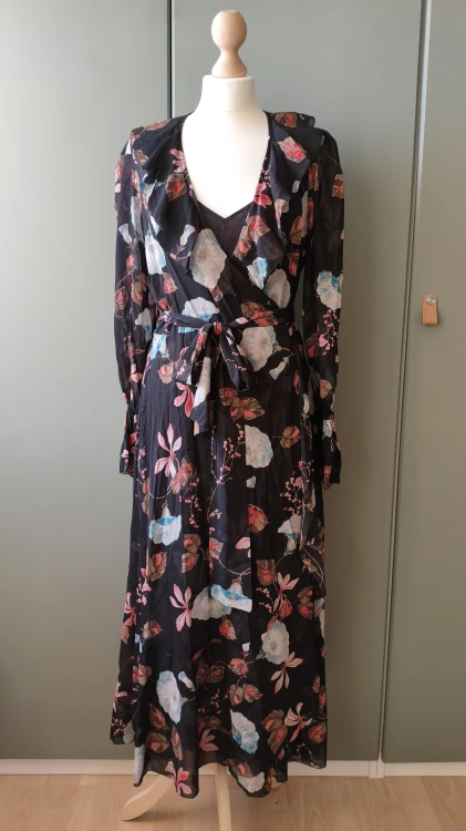 Dea Kudibal silkkinen kietaisumekko alushameen kanssa – premium-mekko