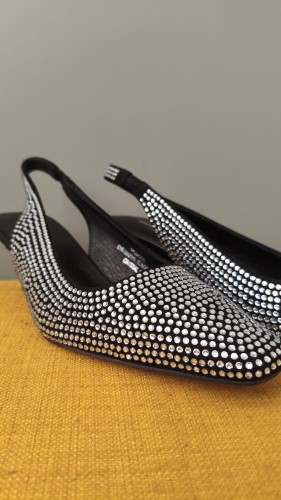 Skinnpumps från Shoe The Bear med kristaller – eleganta damskor