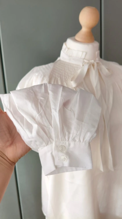 Dea Kudibal – silkebluse til damer med bindebånd og ståkrave, cremet oversize skjorte – billede 3