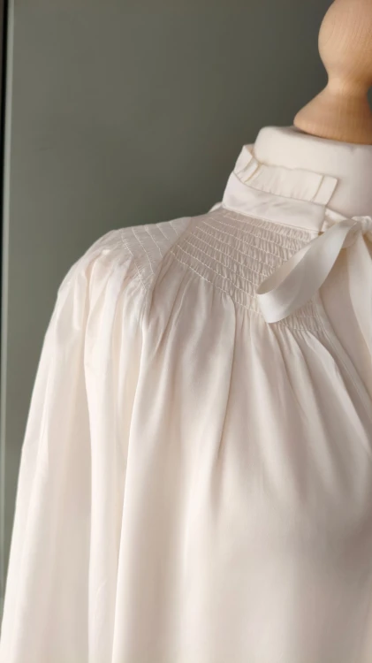 Dea Kudibal – silkebluse til damer med bindebånd og ståkrave, cremet oversize skjorte – billede 6