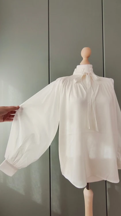 Dea Kudibal – damblus i siden med rosett och ståkrage, krämvit oversize-skjorta – bild 7