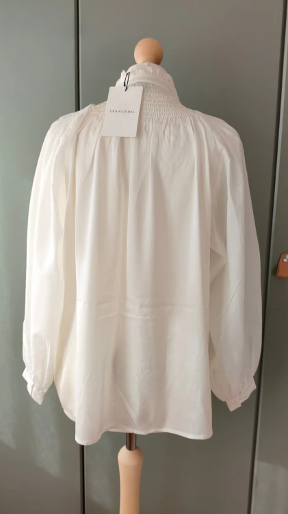 Dea Kudibal – silkebluse til damer med bindebånd og ståkrave, cremet oversize skjorte – billede 8