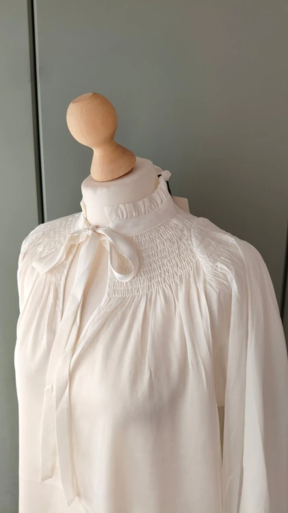 Dea Kudibal – silkebluse til damer med bindebånd og ståkrave, cremet oversize skjorte – billede 10