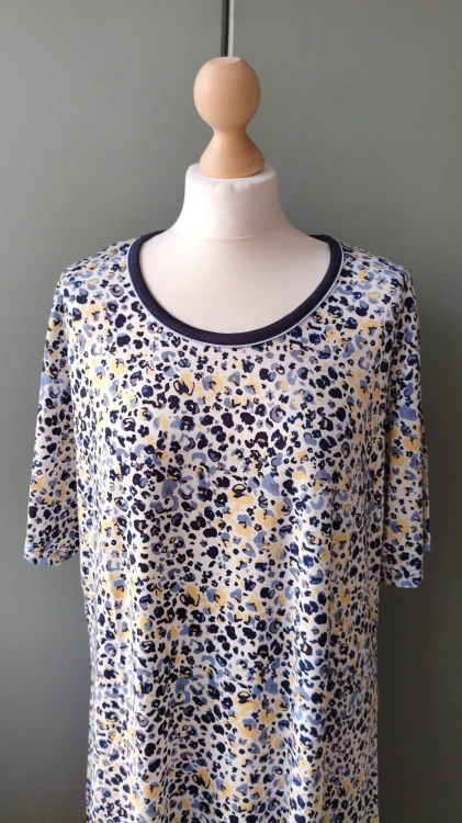 Lady Avenue – nattlinne för dam med kort ärm och marinblå kantband, bekvämt nattlinne – bild 2