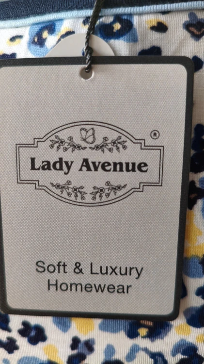 Lady Avenue – koszula nocna damska z krótkim rękawem i granatową lamówką, wygodna koszula do spania – zdjęcie 10