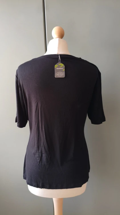 Lady Avenue – svart damtopp med korta ärmar i bambuviskos, mjuk T-shirt till natten – bild 4