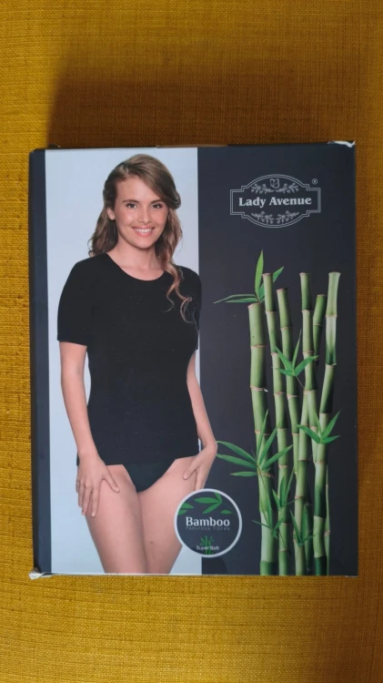 Lady Avenue – czarna koszulka damska z krótkim rękawem z wiskozy bambusowej, miękki T-shirt do spania – zdjęcie 10