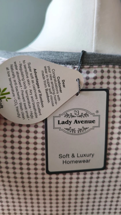 Lady Avenue – mjukt prickigt nattlinne för dam med grått kantband, bekvämt nattlinne – bild 7