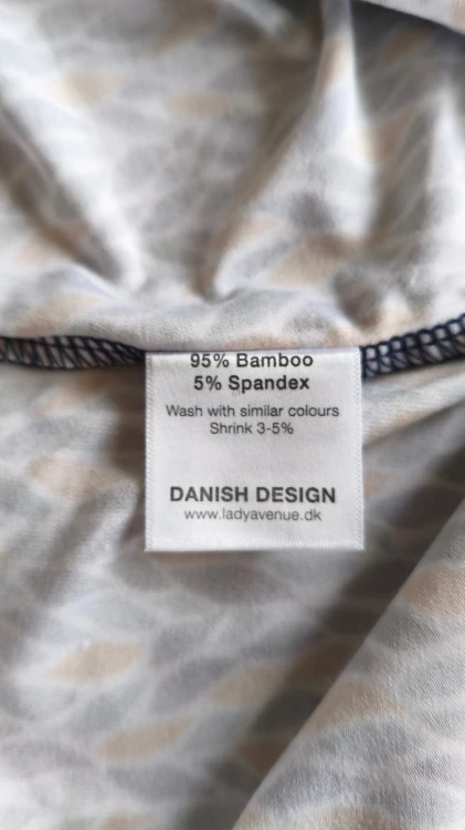 Lady Avenue – behagelig natkjole til damer med bladmønster og 3/4-ærmer, blød bambusviskose – billede 10
