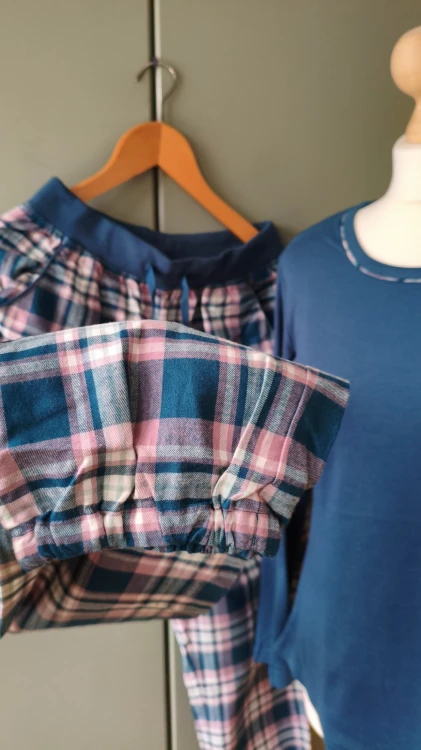 Lady Avenue – pyjamas i bomull för dam, mjukt tvådelat set för sömn och avkoppling – bild 2